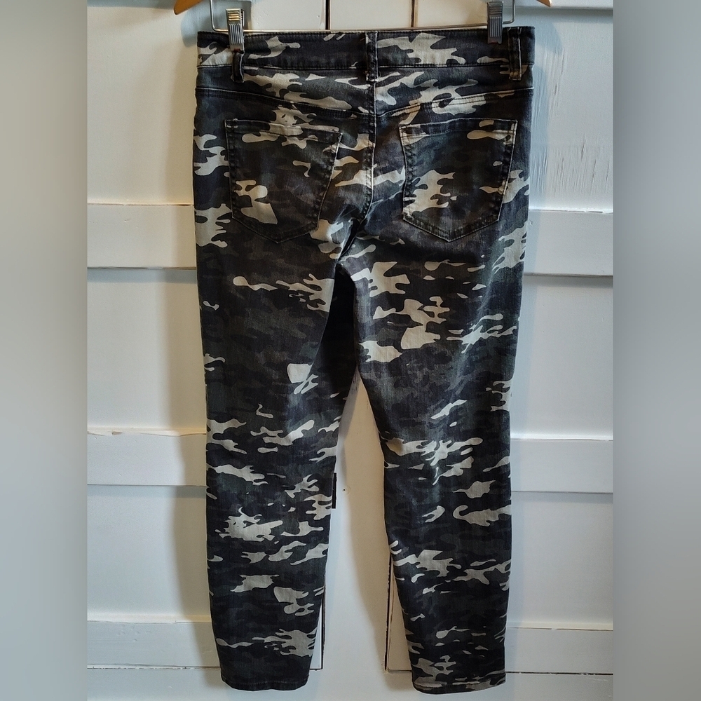 Rue21 Women's Distressed Straight Leg Camouflage Print Denim Jeans | Size 8 - Picture 2 of 5